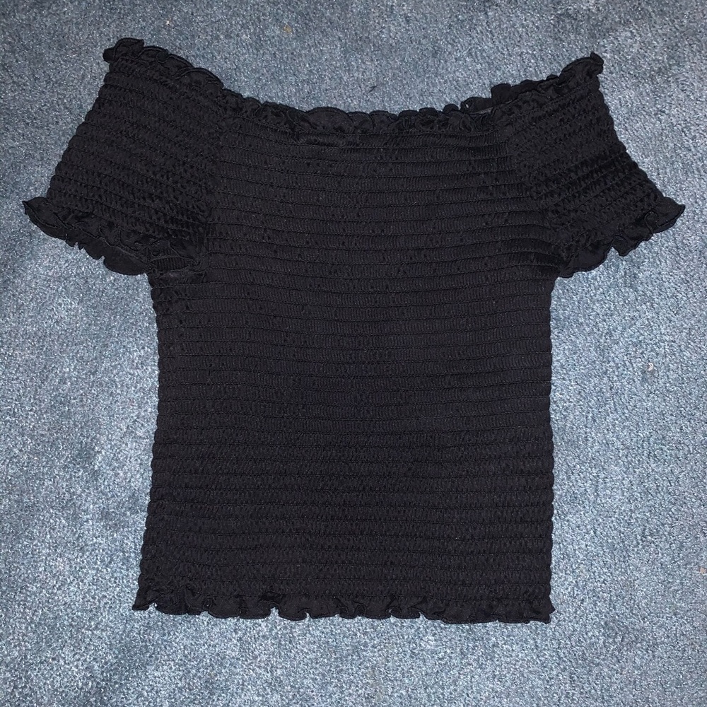 Black off the shoulder crop top😍